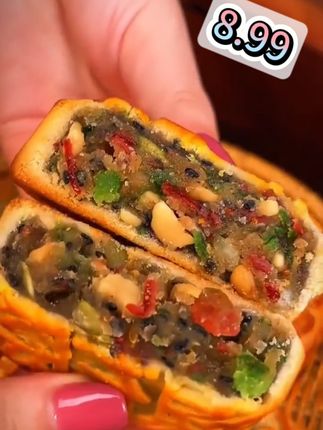 #美食推荐 #五仁月饼 #老五仁月饼 #月饼 #太好吃了 老五仁月饼,里面满满的馅料,儿时的味道