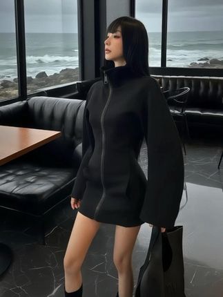 美式立领拉链小黑裙,我真的爱了,半高领设计,拉链很顺滑,压折设计贴合腰线,袖子是弧形设计,两侧有口袋,质感柔软厚实。#我的ootd穿搭 #辣妹穿搭 #黑色长款开衫 #群子穿搭 #又美又飒