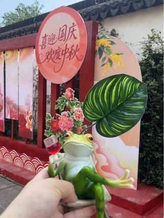 这款青蛙摆件太有意思了,我最近特别喜欢买这种小摆件,把这个小青蛙放在家里的某个角落,真的太治愈了。每次看到它心情都会变好,感觉生活都充满了希望。如果你也想要提升居家幸福感的话,不妨试试像我一样布置一下家里吧!