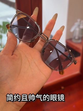 被朋友种草的黑框眼镜,方框的设计我真的好喜欢! #近视眼镜 #眼镜男 #变色眼镜 #斯文眼镜男 #理工男眼镜