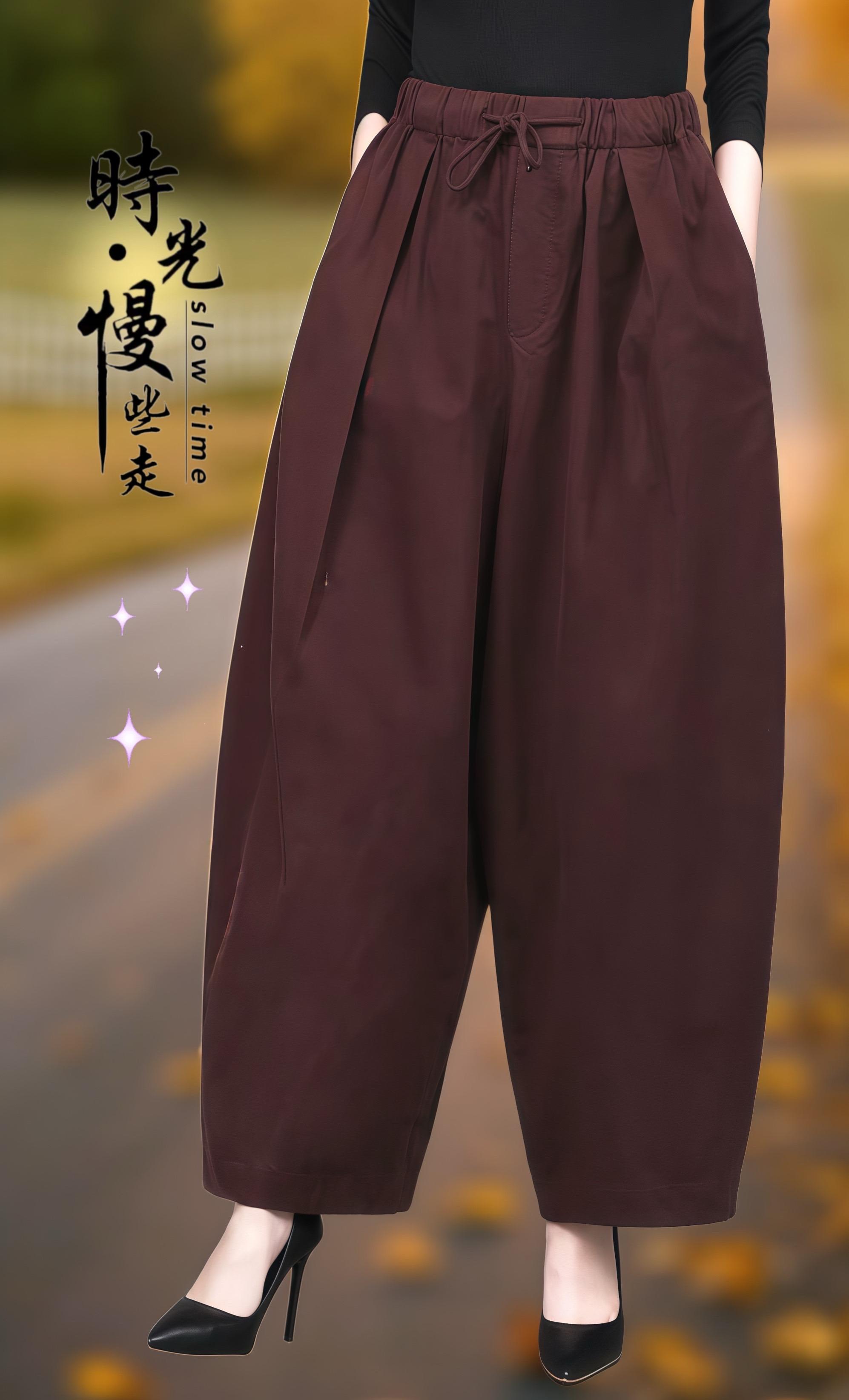 🔥【梨形身材救星!这条灯笼裤不要错过~谁懂啊!微胖姐妹终于找到本命裤了~这款深咖色灯笼裤,高腰抽绳设计巨显腰细,宽松裤腿把胯宽、腿粗全遮住,“遮屁股”效果绝绝子,行走间自带慵懒高级感~ 搭配黑色上衣+高跟鞋,通勤干练;配卫衣小白鞋,休闲随性,一裤多穿太香了!面料柔软有垂感,秋冬穿舒适又保暖,松紧腰对各种腰围都友好,包容性拉满! 别再纠结穿搭显胖了,这条灯笼裤让你轻松穿出随性时髦感~ #微胖穿搭 #显瘦神裤 #灯笼裤 #秋冬穿搭 #梨形身材穿搭