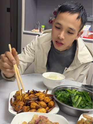 生活就是柴米油盐,下班回家一起做饭吃,也是一种幸福#油炸茨菇 #新鲜茨菇 #迷你小茨菇