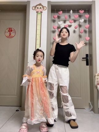 哎呀!这个太上头了,再来一遍鸟儿摇#我的女孩👧🏻 #潮酷童装 #女童穿搭 #女童套装