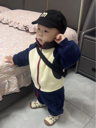 你在南方露着腰 我在河南裏着貂 河南是这是咋滴啦 一个月29天雨包月了吗? 还是无限量套餐 河南都快下成江南了……#萌宝潮童穿搭 #新衣服可以治愈各种不开心 #男宝穿搭 #人类幼崽的日常 #儿童穿搭