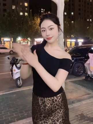 绝美的烫金豹纹半身裙!#微胖穿搭 #ootd穿搭 #囧架架舞 #随意拍