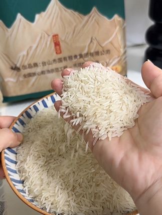台山丝苗米,来自广东台山好水土。米粒细长,透着自然米香。煮饭颗颗分明,嚼着清甜;熬粥绵密顺滑,入口温润。不管是搭配菜肴,还是直接喝上一碗热粥,都能尝到纯粹的米味,家常日子里的实在好味。#台山丝苗大米#香米#好吃到爆 #抖音美食推荐官 #大米