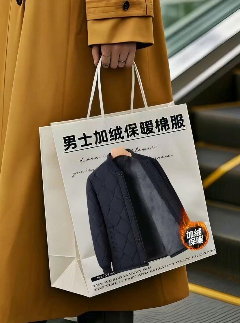 中老年爸爸棉服。 老爸冬天总说穿得臃肿不自在?这件棉服内胆太懂长辈了!加绒加厚裹着暖,宽松版型不勒身,内搭外穿都方便。爷爷晨练、老爸遛弯穿,风钻不进来,活动还灵活,给家里老人选保暖款,实用又贴心~#强烈推荐 #棉服 #中老年棉衣 #加绒保暖 #男士棉衣 @抖加🔥上热门🔥dou+🔥热点宝 @DOU+上热门