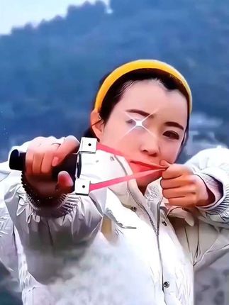 喜欢户外弹弓的大哥们,老妹帮你们瞄准,打不准找我!#弹弓 #弹弓爱好者 #弹弓户外 #弹弓高手 #户外