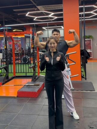 你们要是没人疼 就来找他吧 练完浑身疼@殷小铁