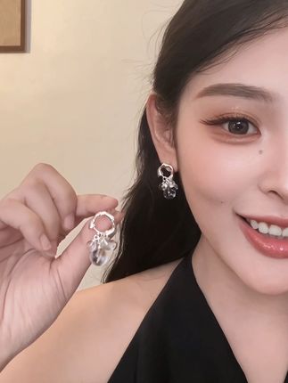 方圆脸戴上也超灵动💎修饰脸型的同时还很有氛围感,太爱了! #时尚饰品 #网红耳环 #耳饰搭配 #饰品控