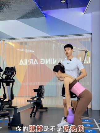 甩壶铃一定要搭配好暴汗腰带,保护腰部同时还能加速出汗哦!!#壶铃摇摆 #瘦肚子#居家锻炼#暴汗腰带