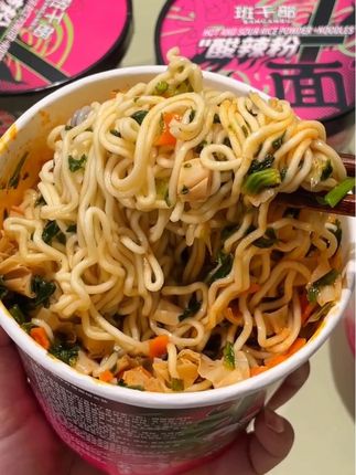 不是泡面吃不起,而是酸辣粉面更有性价比#嗦粉 #灵魂宵夜 #速食美食 #强烈推荐 #酸辣粉