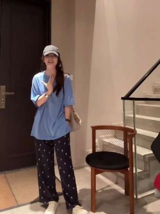 姐妹们👯随意搭配吊带短裤都很好看,还有多种颜色可以选择,无论日常通勤还是出门逛街都能穿#我的休闲穿搭 #今日份穿搭记录 #分享我的搭配 #女装 #女装搭配
