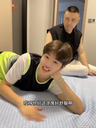 我们家最亮的电灯泡又来了,他爹还在开心的炫耀豆豆凉席,儿子已经想着怎么掏空他爹的钱包了…#胡妈家 #家庭日常 #宝妈分享#豆豆凉席三件套 #豆豆凉席