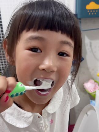 兔头妈妈牙膏#萌娃娃  保护宝贝的牙齿的从小养成好的刷牙喜欢习惯,加上好的牙膏
