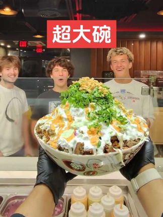 自带食物加料 顾客带来超大碗洋葱圈和玉米片 #美食 #零食 #美食分享 #抖音美食