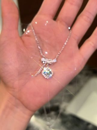 把鹊桥戴在颈间?谍影项链承包七夕的浪漫~ #右手等待蝶影项链 #莫桑钻项链 #礼物推荐 #七夕礼物