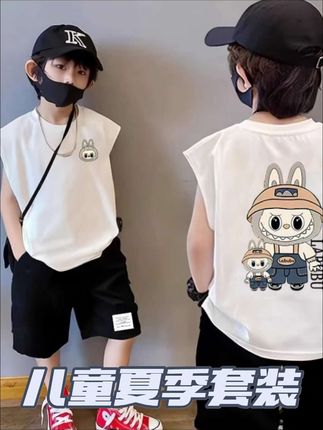 家里有小王子的快看过来!这件男童无袖上衣简直太帅了,它是纯棉的面料,非常透气舒服,而且整体宽松,穿起来凉爽又自在。还有独特的国潮印花设计,让你家宝贝成为街头焦点!#夏季穿搭 #母婴好物#夏日必备