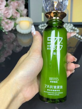 不想在护肤台上堆满脸霜、乳液,却又馋别人自带光泽的素颜肌?这款全新升级五七七+三七七的美白抗皱精华乳,正是为“懒癌星人”量身打造的护肤利器。有了它,护肤流程直接化繁为简。 洁面后取适量涂抹即可,高浓度烟酰胺强强联合,既能实现美白抗皱、改善暗沉肤色,又能淡化干纹细纹,同时还能深入补水,多重护肤需求一次搞定。它是小分子精华质地,触感格外清爽,上脸后推开快速吸收,完全没有黏腻残留,用完肌肤瞬间变得柔软顺滑,水润感清晰可见。 持续使用一段时间后,肌肤会变得愈发细腻有光泽,肤色也更加通透均匀,就算素颜出门,也能自带“好皮肤滤镜”,让人眼前一亮。#护肤好物 #护肤推荐 #每日护肤 #变白变美 #护肤分享