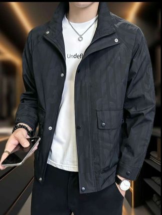 兄弟们,罗蒙这件暗花夹克,是商务男士的“格调神器”!春秋款自带沉稳气场,暗花纹路低调藏巧思,远看简约大气,近看才显轻奢质感,立领设计利落精神,穿起来帅得克制又有味道~   工装版型挺括有型,商务场合搭衬衫西裤,是沉稳可靠的行政范儿;日常通勤配休闲裤,又能穿出松弛的休闲感。面料质感在线,罗蒙做工扎实,穿起来舒服又耐穿,不管是开会谈事还是周末小聚,都能让你在细节里赢好感,低调有品的男生都该备一件! #罗蒙暗花夹克 #春秋商务休闲 #立领工装外套 #轻奢男士穿搭#今天穿什么