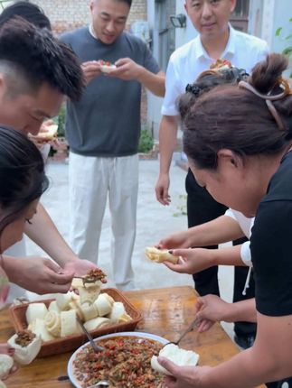 姐妹们,你有多常时间没吃过老家的西瓜酱豆了,吃着香嘞很!#家乡的味道 #西瓜酱豆 #拌饭酱 #传统美食 @刘老二