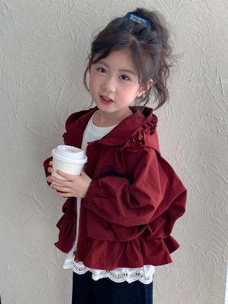 💖谁能拒绝这么可爱的女童外套啊! 安可拉红色太显白啦,连帽设计还有木耳边点缀,甜妹感直接拉满~下摆的荷叶边更是戳中萌点,穿上就是幼儿园里的时尚小达人😝 搭配白色蕾丝边内搭和阔腿裤,休闲又可爱,不管是上学还是出街都很吸睛!咱就是说,这么嗲的外套,必须给女儿安排上呀~ #骗你生女儿 #萌娃穿搭 #女宝穿搭 #女童外套 #我的女孩👧🏻