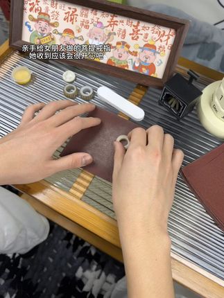 据说菩提戒指戴的越久颜色就会越深,就像我们的感情会越来越好,为你千百次打磨的#菩提戒指 #七夕礼物 #情侣