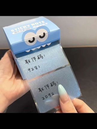 这个小东西真的太方便了!把快递上的取件码直接撕下来贴到门上,再也不用担心找不到取件码了。而且它还是多巴胺的透明便利贴,不管是放在门口还是拿给邻居都非常合适。#便利贴