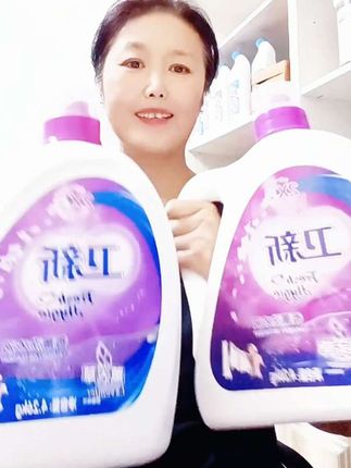 👉🏻没用过卫星洗衣液姐妹们,快来用一下卫新香薰洗衣液,他提取了植物的精液,温和不伤手,老人孩子的衣服都能用它洗#卫新洗衣液#卫新香薰草洗衣液#洗衣液#家用好物#无限回购的宝藏单品