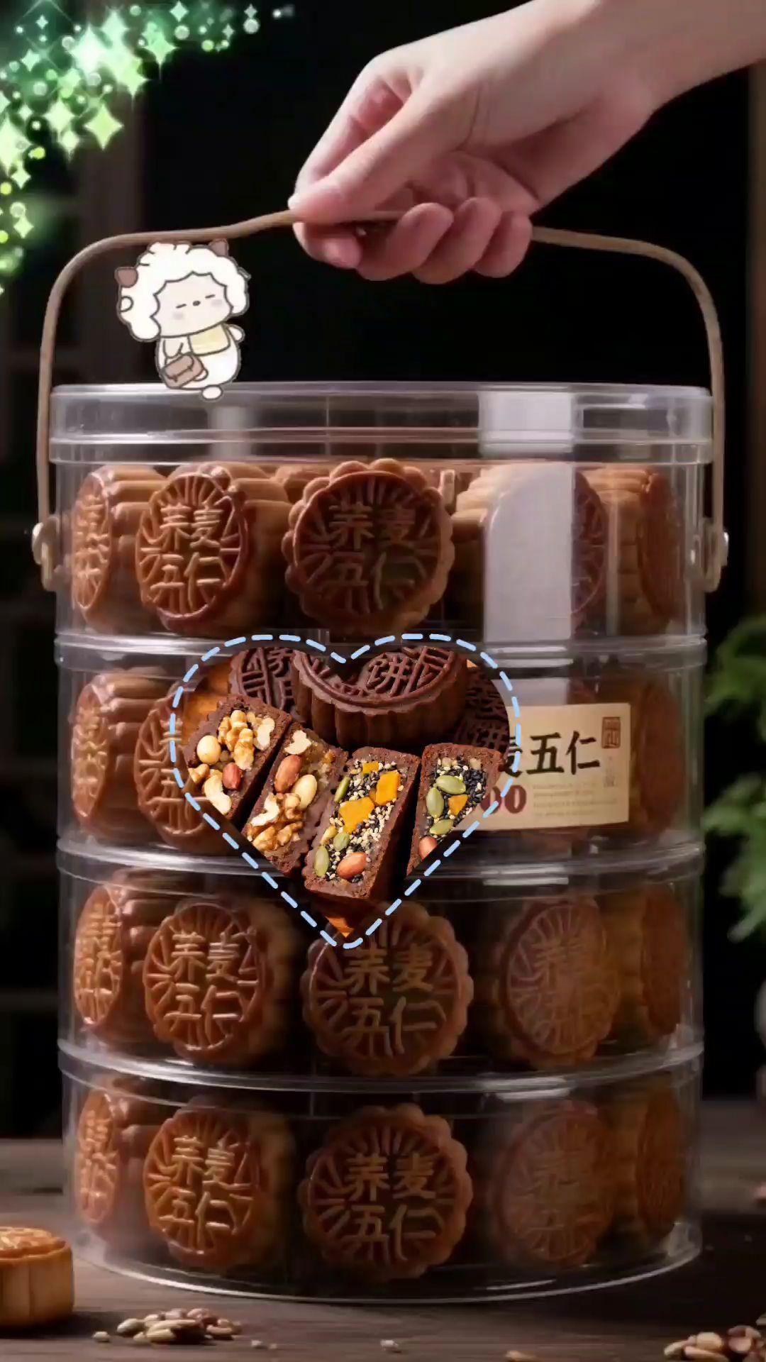 木糖醇荞麦五仁月饼无加蔗糖全麦粗粮月饼中。荞麦五仁月饼,就是这个木糖醇荞麦五仁的,简直长在我味蕾上! 先说饼皮,不是那种干硬的老式皮,是加了荞麦粉的,咬着带点淡淡的麦香,软乎乎还不粘牙,饼边那圈规整的褶皱看着就特精致,表面印的“荞麦伍仁”字样超有老味道!再看内馅,切开瞬间我惊了 —花生、瓜子仁、核桃碎满满当当,每一口都能嚼到颗粒饱满的坚果,香得直冒热气!关键用的是木糖醇,甜得特别清爽,一点不腻嗓子。#传统糕点#月饼 #中秋节#团圆