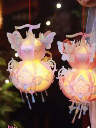 #中秋节 亲手做一盏古风宫灯点亮团圆夜! 这个节日氛围感满满的活动太好玩了!快给孩子安排上吧~ #中秋花灯 #手工花灯 #中秋节手工灯笼