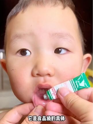 #溃疡 #口腔溃疡 就涂一层!没想到还真挺好用的,涂上冰冰凉凉的,好很快,薄荷味道一点也不苦,关键小孩孕妇都能用#口腔健康 #口腔膏 #泰国口腔膏