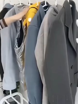 衣服放久了容易落灰 赶紧入手这个 #一次性防尘罩 #衣服防尘罩 挂衣袋家用挂式塑料透明衣物乾洗专用#一次性大衣防尘套 套衣服防尘罩干洗店一次性大衣防尘袋衣罩家用透明专用收纳袋袋