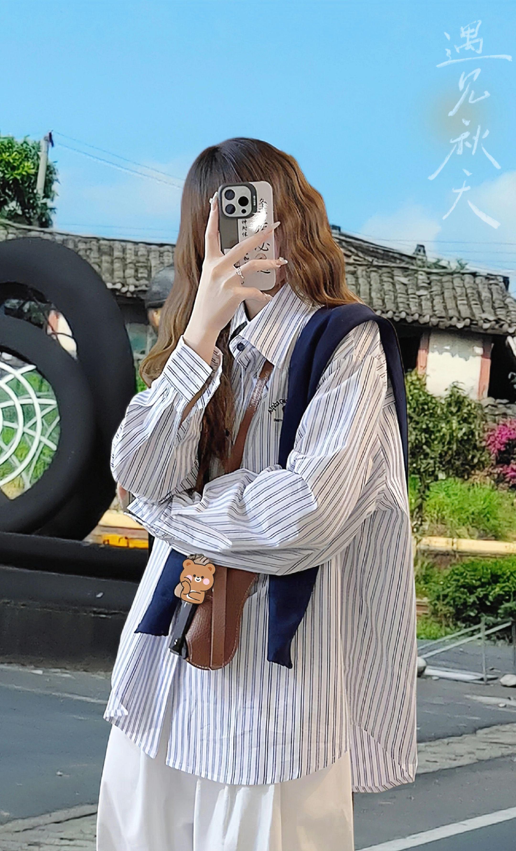 早秋法式温柔风条纹衬衫两件套🔥。新款法式两件套,条纹衬衫缀披肩设计,自带慵懒氛围,修饰肩颈超显气质;搭配的休闲裤版型利落,巧妙藏住赘肉,显瘦不挑身材。整体配色柔和不挑肤色,日常通勤、约会出游都合适,轻松穿出法式优雅,早秋氛围感直接满满#简约穿搭 #韩系穿搭 #慵懒风穿搭 #ootd穿搭 #今天穿什么 @DOU+小助手