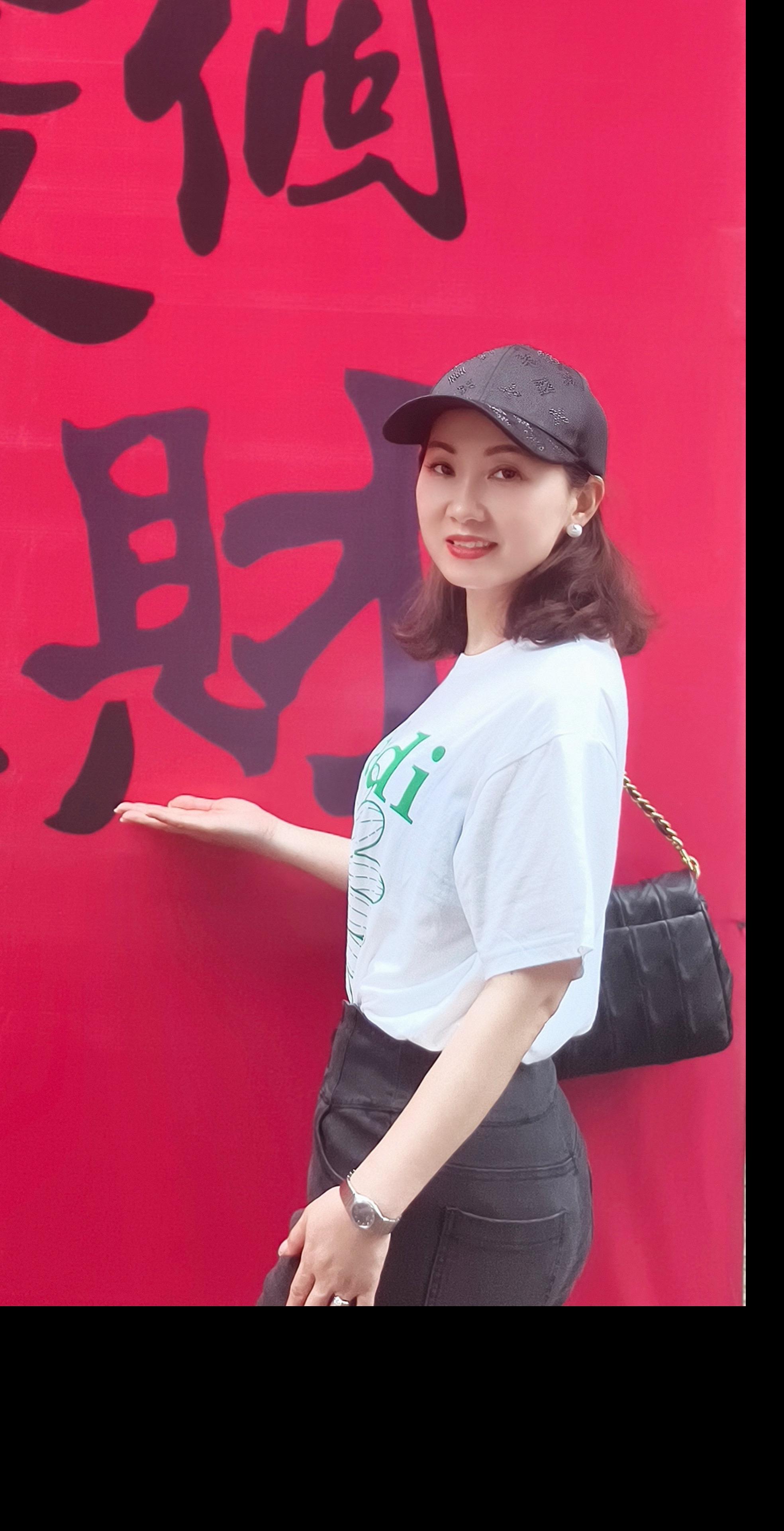 春天的花🌸不用劝,想开了,自然就开了。没必要和没必要的人说没必要的话! 夏天的雨🌧不用等,雷声起,自然就下了。没必要和没必要的人讲没必要的理! 秋天的叶🍃不用催,风起了,自然就落了。没必要和不懂你的人讲太多的理! 冬天的雪❄️不用盼,霜浓了,自然就飘了。没必要和疏离的心辩多余的是非! #曾经的那个女孩离自己很远了#依然相信每个人都有自己的真诚和善良