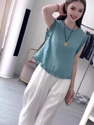 #穿搭 #高级感穿搭 #穿出自信穿出美丽 #休闲减龄穿搭 #夏日穿搭小心机 夏日绝美时尚无袖上衣