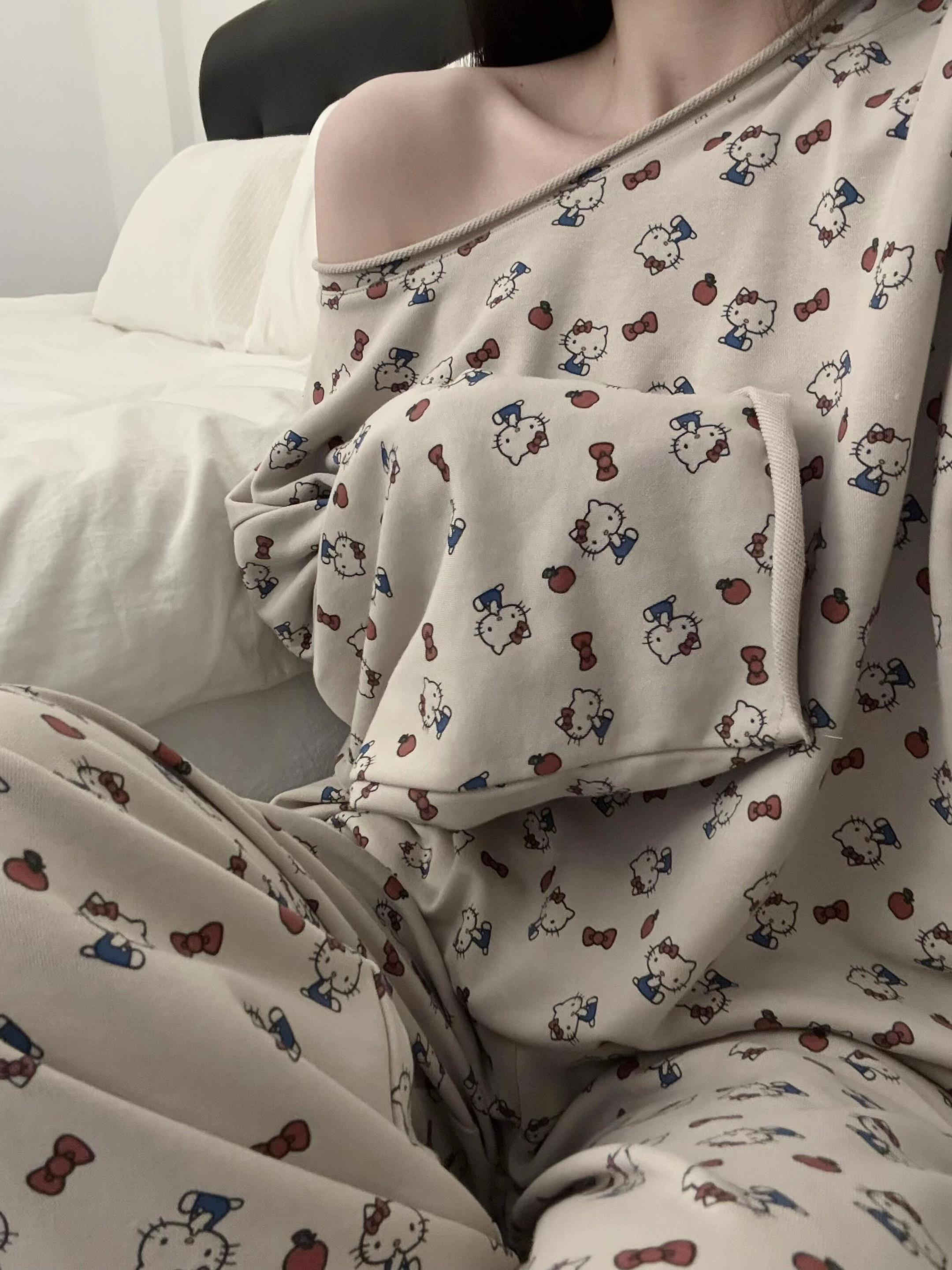 谁能拒绝满印Hello Kitty的睡衣 #穿搭ootd #睡衣外穿 #睡衣家居服 #ootd穿搭 #秋天睡衣