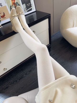 奶呼呼的连裤袜真的太温柔了!#秋冬穿搭 #打底裤 #甜美女孩 #好穿又好搭