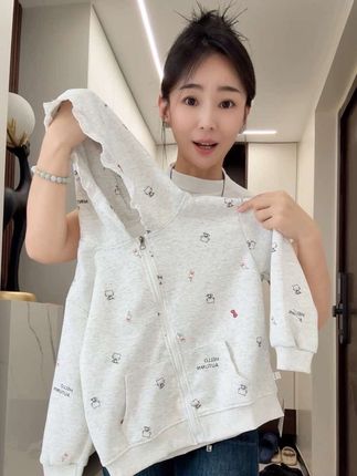 女儿特别喜欢的卡通外套柔软舒服特别好穿#实物拍摄 #强烈推荐 #女童外套 #卫衣外套 #甜美穿搭
