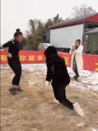 毛洋洋为啥会火🔥
长的不帅,摔跤也不行
但是够拼,能开的起玩笑,也有格局,团队成员也给力
人人都在模仿,但是永无法超越#摔跤 #毛洋洋 #雪地里撒欢