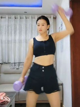 不用追求复杂器械,哑铃就是性价比最高的健身搭档。练肩、练臂、练核心,日复一日,看得到的紧致和力量,骗不了人。#居家锻炼 #开肩美背 #背薄一寸年轻十岁 #瘦下来做最美的自己 #哑铃健身