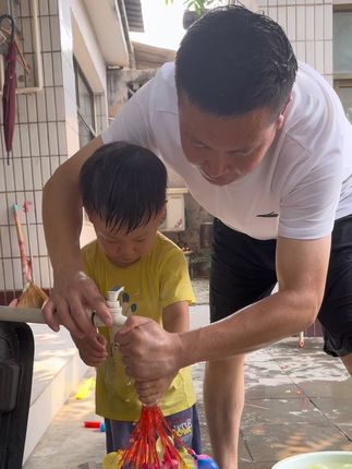 今年的“打水仗”虽然迟到但不能缺席,不然这个暑假就不完整了😄#打水仗 #童年 #暑假