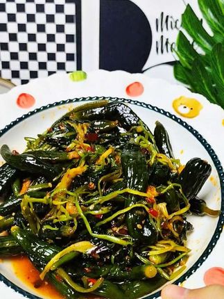 这个#香菜芝麻小黄瓜 真的特别好吃!不管是晚饭当小菜还是早晨配粥都很不错!#下饭推荐#咸菜#阿淳家酱院