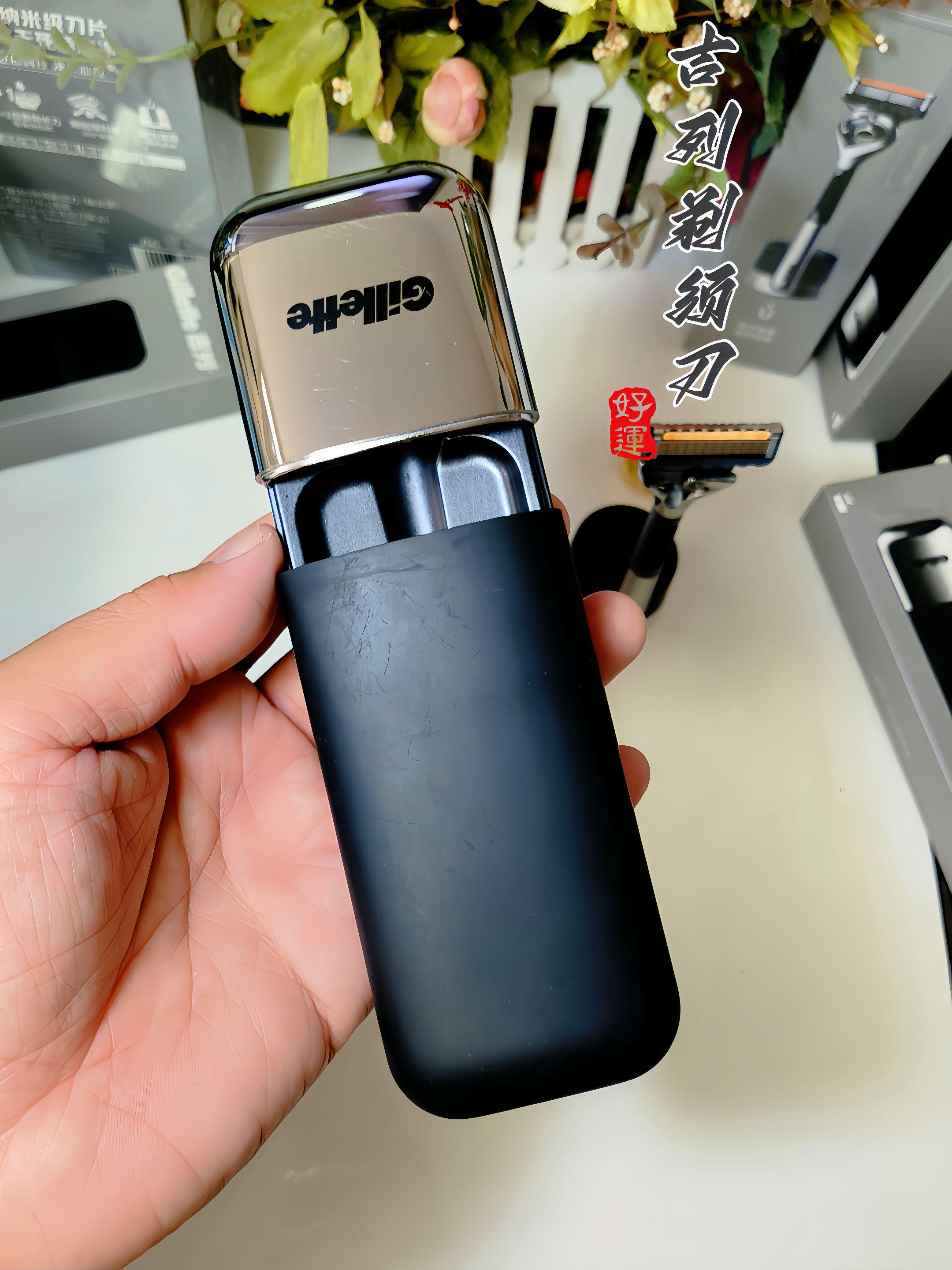 吉列锋隐致顺引力盒:掌心这把,藏着剃须的利落小奥秘?五层薄刃呈精妙渐进排列,一刮之间,五重利落体验悄悄铺展。刀头前后40度随心摆、左右24度自在转,剃须角度稳稳对准脸型。刀柄贴着手掌弧度,握感舒服,磁吸一碰就稳,还能直接水洗,便捷剃须时光随手享。#手动剃须刀#男士必备#吉列剃须刀 #刮胡刀#图文掘金计划
