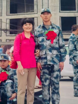 #又是一年入伍季 已经不知道自己上一次流眼泪是多少年前的事情了!和即将入伍的弟弟视频,立马想到以前即将入伍的自己,没说两句话就泪崩了!祝弟弟在部队平安健康!捷报频传!🫡#无悔青春 #保家卫国
