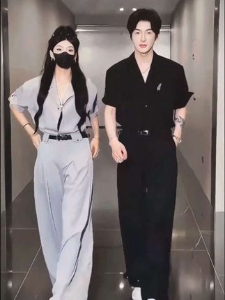 上周去参加大学社团的周年聚,特意翻出这套龙刀刀衬衫套装。刚进门,当年的社团团长就凑过来:“可以啊,现在穿得这么‘有料’!” 我摸着衬衫的双领偷偷乐——这设计太会藏小心思,叠着穿特显层次感,复古调调一出来,比当年穿印社团logo的T恤精神太多。 西裤的坠感也没话说,坐一下午吃烤肉,站起来裤线还直挺挺的。以前凑一身穿搭得翻遍衣柜,现在一套搞定,连当年总说我“穿得像没睡醒”的学姐,都追问我在哪买的,说要给她弟弟也整一套,这排面,全靠这套“懒人时髦神器”撑着!#男装#套装
