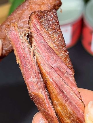 管理期晚上饿了馋了你就来一罐这个配料表很干净#高蛋白收汁卤牛肉 品质超好! 卤的很入味,肉质紧实有嚼劲一点也不塞牙,开盖即食很方便,追剧解馋来一罐好吃还没啥负担! 家里老人孩子都爱吃 #妈呀太香了#卤牛肉#牛肉干#灵魂夜宵