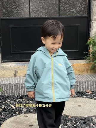 嘟嘟家这个冲锋衣外套真的太合适了 好看又好穿 主要是价格给力 内里还有一层薄绒比普通冲锋衣更保暖 马上降温了赶紧给自家宝贝安排一件#嘟嘟家 #品牌反季特卖 #高品质童装 #嘟嘟家外套 #萌娃穿搭