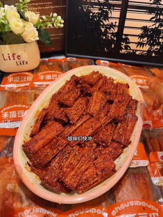 手撕豆皮给你们找到啦! 豆香浓郁麻麻辣辣 越吃越上头 宝子们一定不要错过#好吃到停不下来 #追剧必备 #辣条 #豆制品