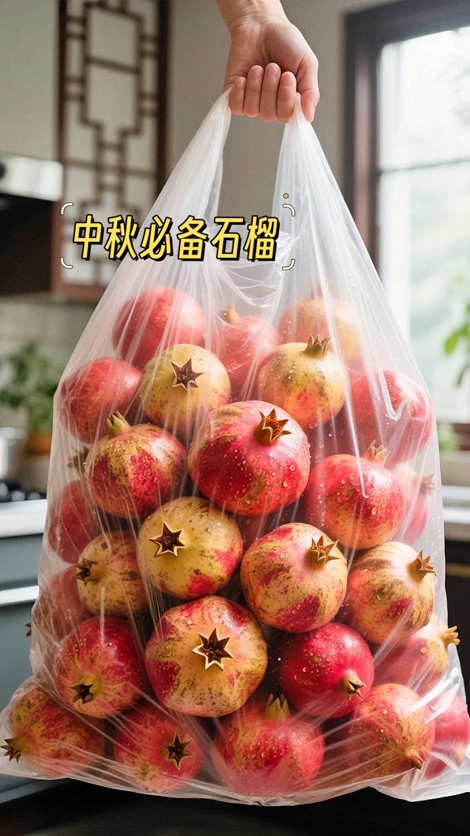 秋天的石榴,一口爆汁甜真的绝!轻轻一掰开,红宝石果粒呈现出来,颗颗饱满晶莹剔透!汁水多到顺着手腕流,软籽可以直接嚼不用吐籽!纯甜不涩,追剧挖着吃、早餐 拌酸奶、下午打果汁怎么吃都很满足#石榴#软籽石榴 #新鲜采摘#石榴的正确吃法 #快来一起尝个鲜